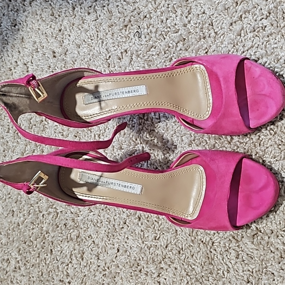 Gorgeous DVF pink sandals 4 1/2 inches high